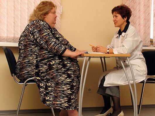 Al consultar a un flebólogo, un paciente con venas varicosas debido a la obesidad. 